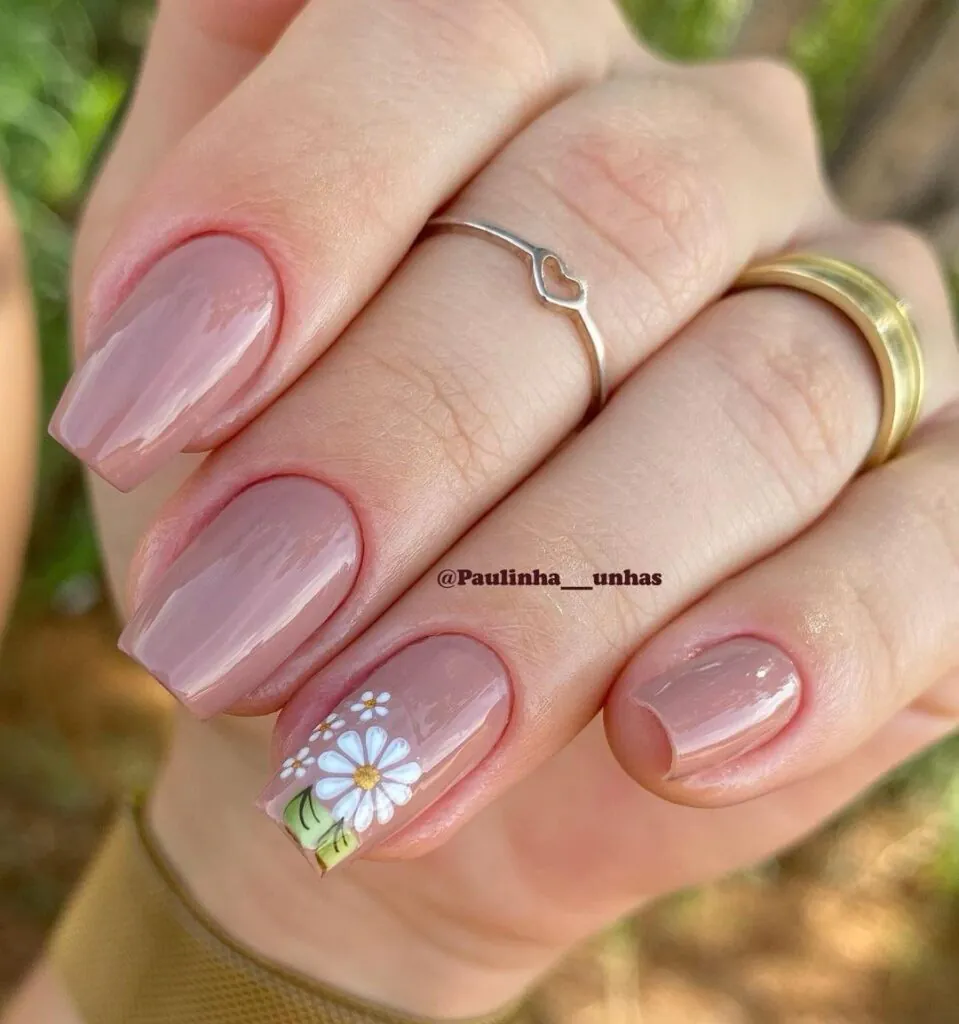 nude-com-adesivo-de-flor Unha nude com adesivo de flor na filha única