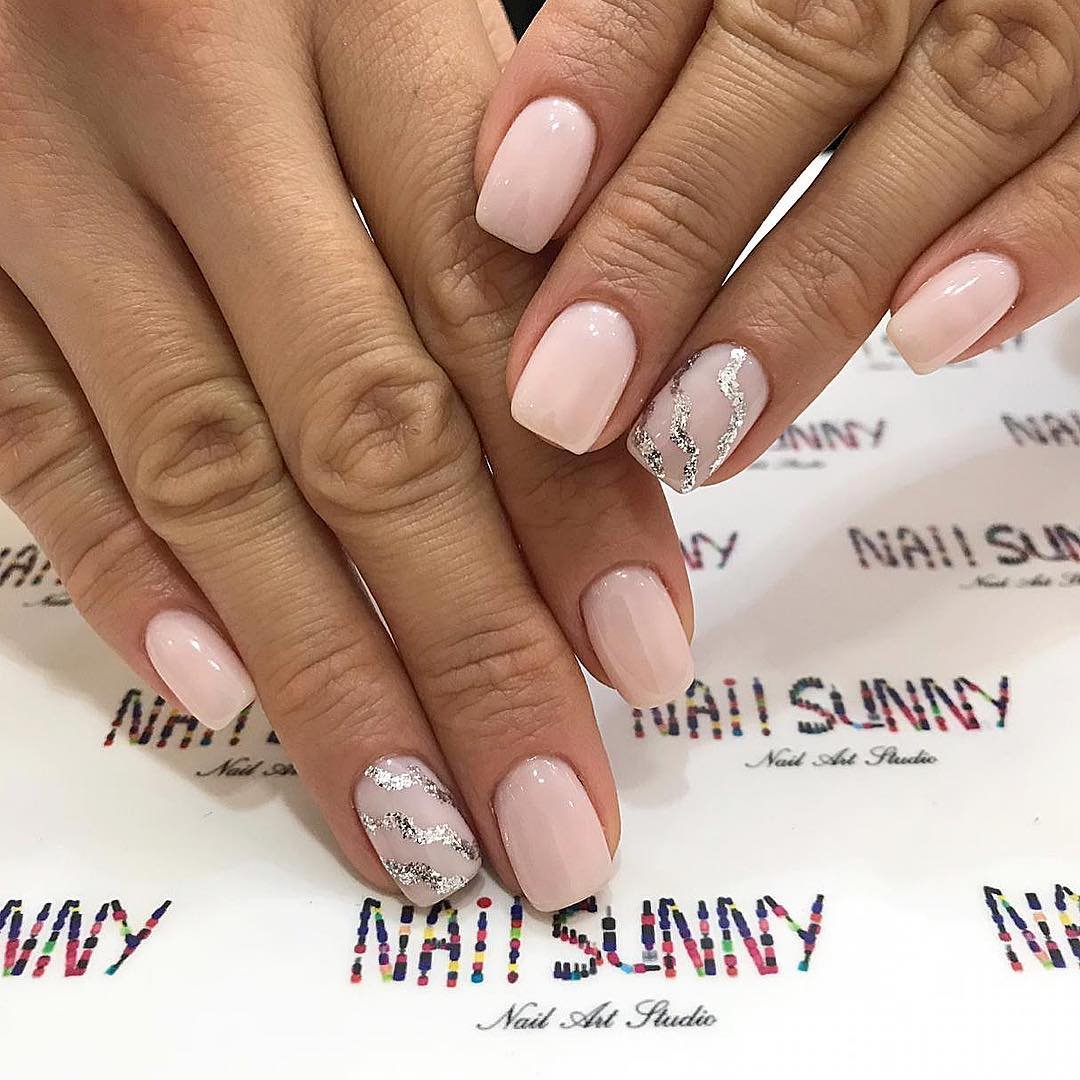 unhas-elegantes-filha-unica-com-tracos-de-glitter Unhas rosa nude com filha única com traços em glitter