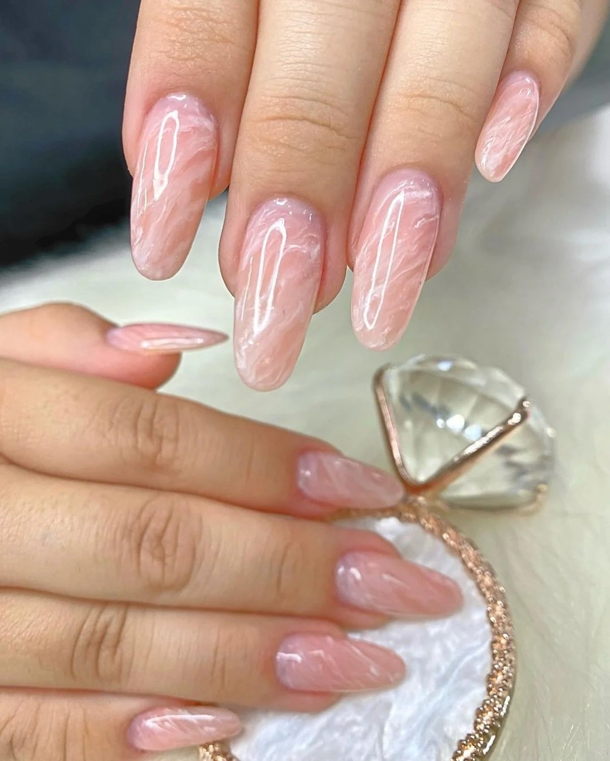 Unhas com efeito marmorizado em rosa claro